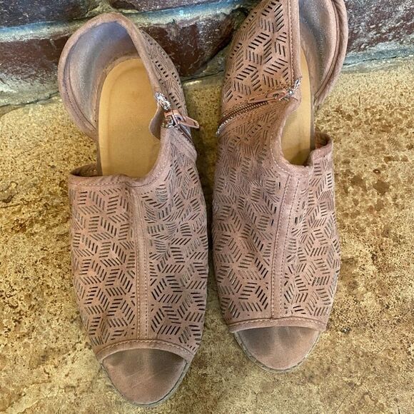 QUPID rose Taupe Half d'Orasy Peep Toe side zip laser cut Perforated Booties - Picture 3 of 7